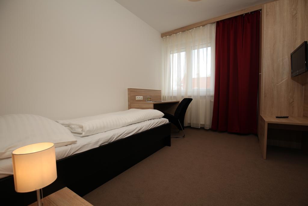 Single Room,120249132:JPEG